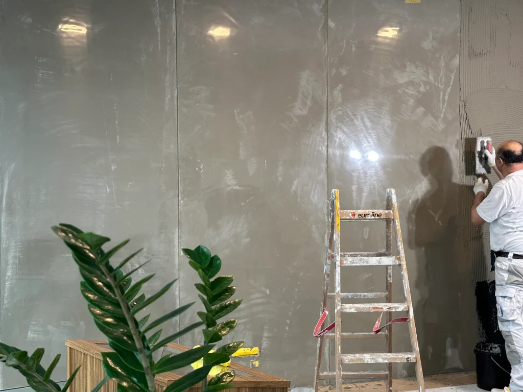 Luxuriöse Betonoptik für Konferenzraum: Malermeister aus München schafft sachlich-kühles Ambiente für Immobiliendeals